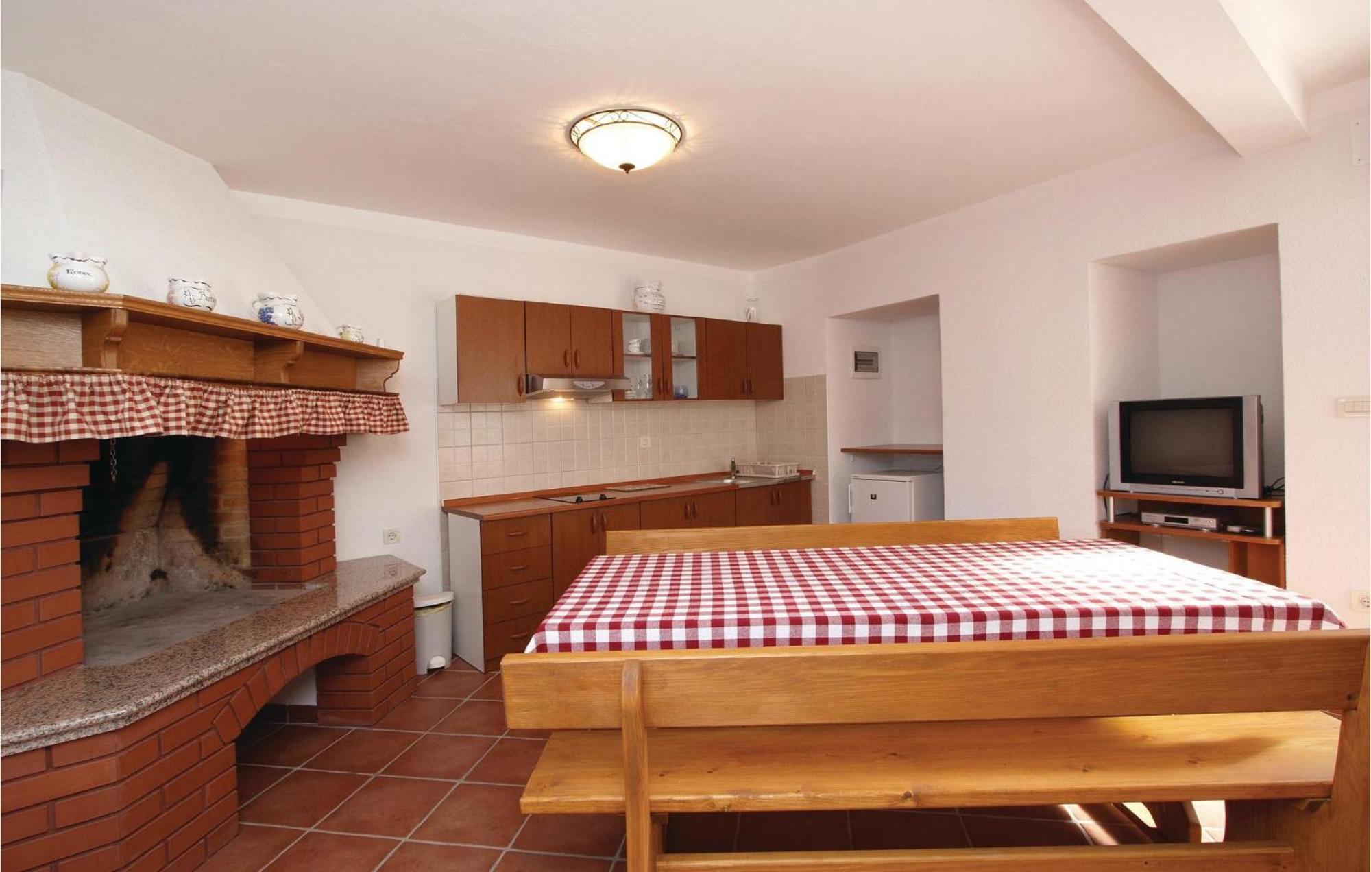2 Bedroom Awesome Apartment In Plomin Exterior photo